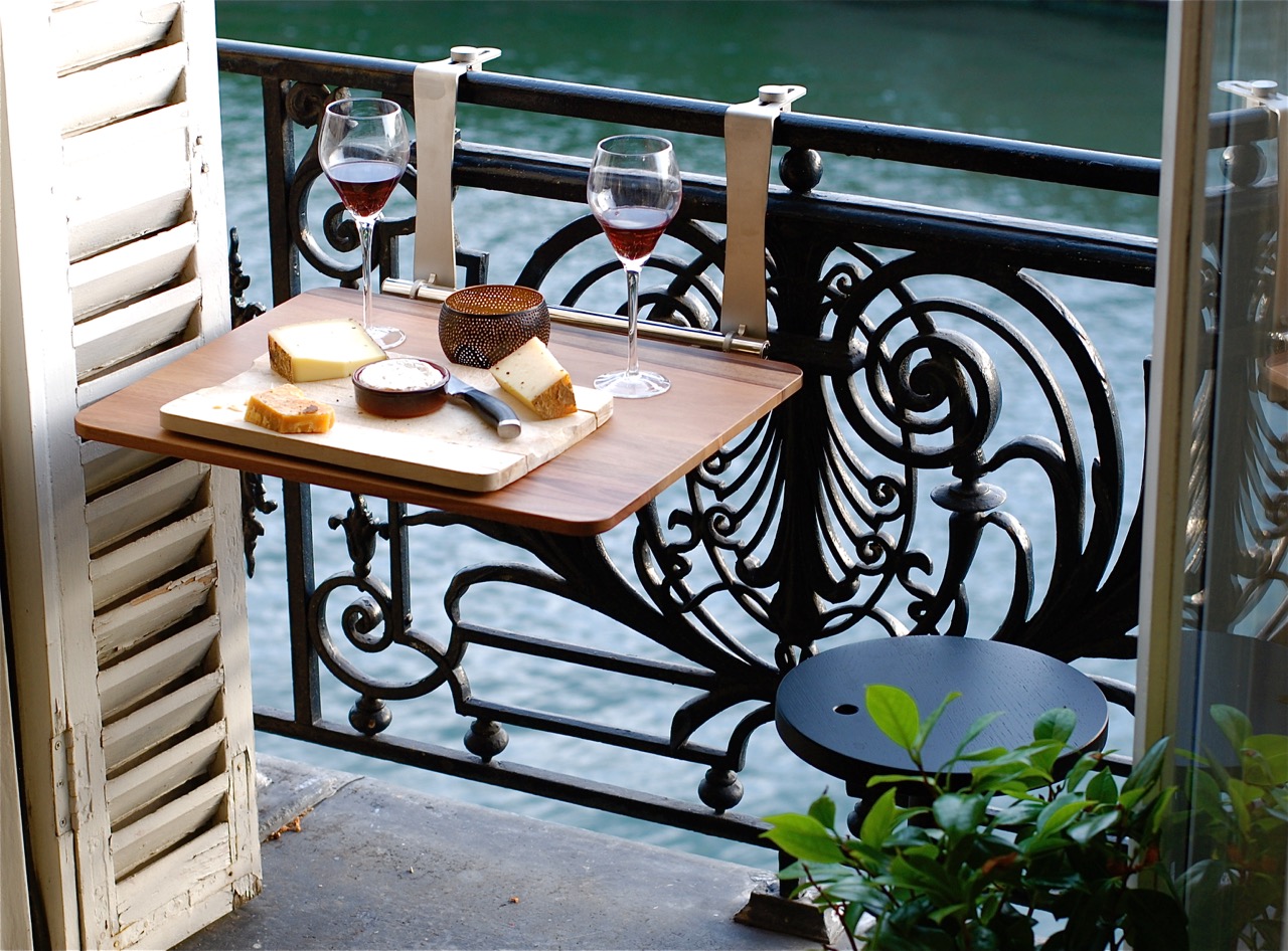 une table d'appoint pour votre balcon, même un balcon filant